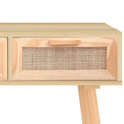 Gaveta de móvel de madeira clara com frente em palhinha e puxador de madeira