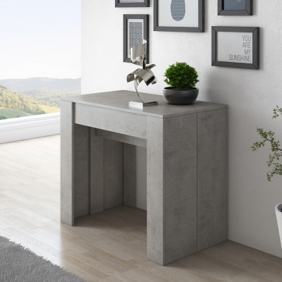 Secretária cinzenta em estilo moderno com decoração, parede branca com quadros e chão em madeira clara