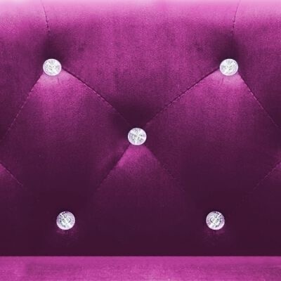 Encosto estofado roxo com botões transparentes e padrão matelassê