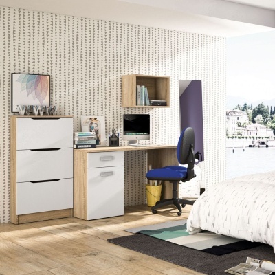 Quarto com móveis de escritório em madeira e branco, cadeira azul, papel de parede geométrico e janela grande