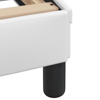 Pé de cama estofado branco com suporte preto e ripas de madeira visíveis