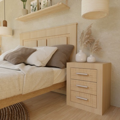 Quarto com cama de madeira clara, criada-mão com gavetas texturizadas e vasos com ramos secos