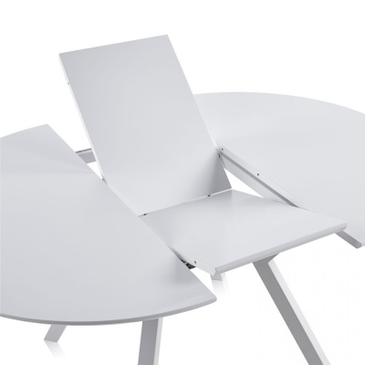 Mesa extensível branca com tampo dividido em três partes, parte do meio elevada.