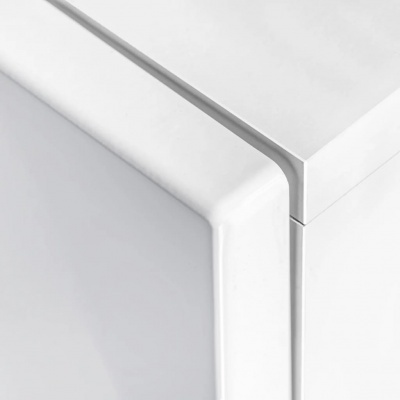 canto superior direito de eletrodoméstico branco com superfícies lisas e linhas arredondadas