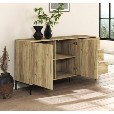 Aparador em madeira clara com portas abertas e vasos pretos decorativos