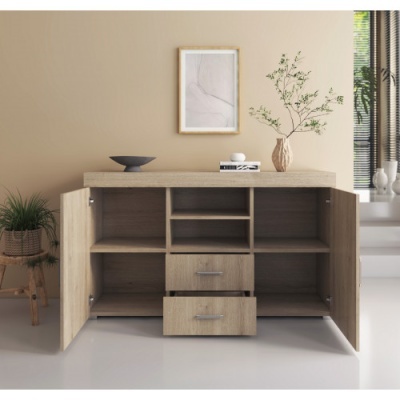 Aparador em madeira clara com portas abertas e decoração minimalista