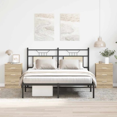 Quarto com cama metal, criados-mudos madeira clara e decoração em tons neutros