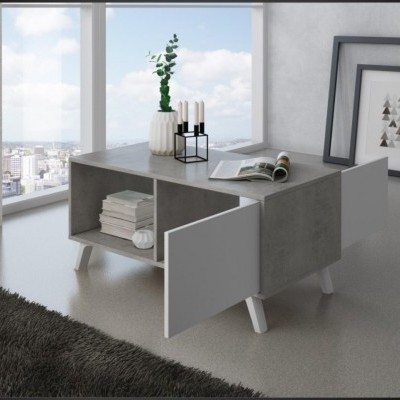 Mesa de centro cinza com porta branca e decoração, junto a janela com vista para a cidade