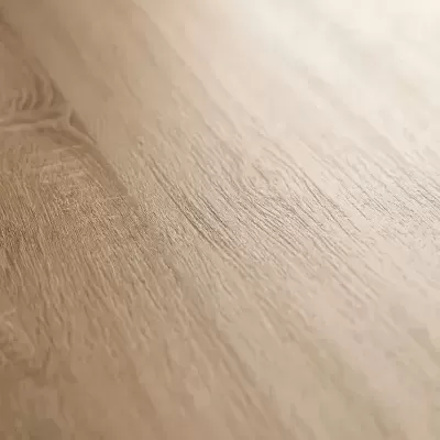 Superfície de madeira clara com textura natural e veios visíveis