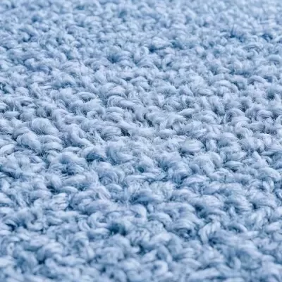 Close-up de tecido azul claro felpudo com textura em relevo
