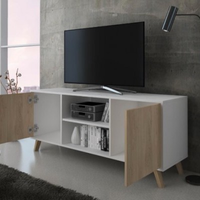 Móvel para televisão branco com portas de madeira clara e televisão preta em cima, numa sala moderna com iluminação natural.