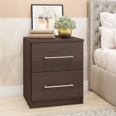 Cabeceira em madeira escura com dois gavetões, ao lado de cama estofada e decoração com planta e quadro