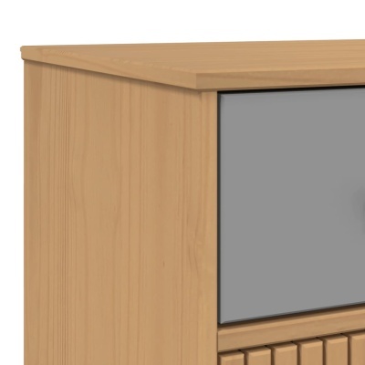 Móvel de madeira clara com porta cinza e padrão ripado na parte inferior