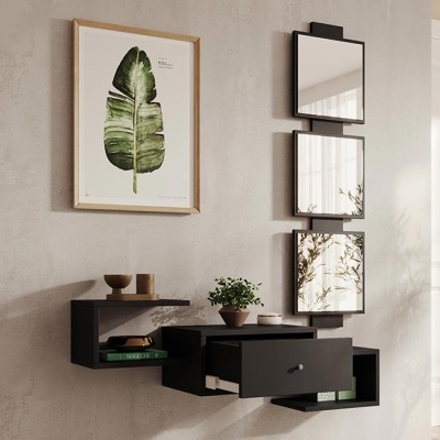 Móvel de parede preto com prateleiras e gaveta aberta decorado com vasos e livros, três espelhos quadrados verticais e quadro com folha verde