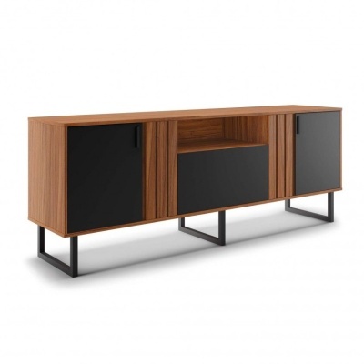 Móvel moderno em madeira com portas pretas e suportes metálicos