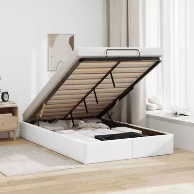 Cama de casal branca com arrumação com tampo levantado num quarto claro com móveis minimalistas