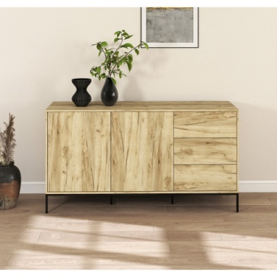 Aparador em madeira clara com vasos decorativos e planta