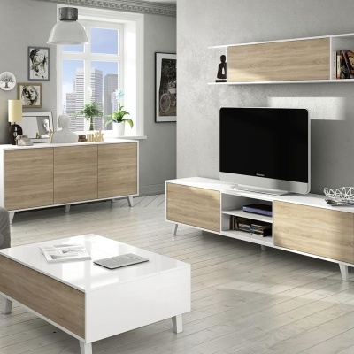 Sala de estar moderna com móveis brancos e madeira clara e sofá cinza