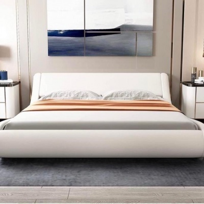 Cama estofada branca com almofadas e manta laranja numa decoração moderna