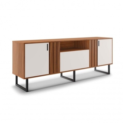 Móvel de madeira com portas brancas e base metálica preta