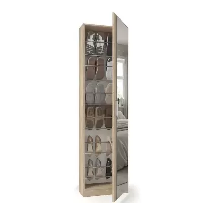 Armário organizador de sapatos em madeira clara com porta espelhada aberta mostrando sapatos e reflexo de quarto