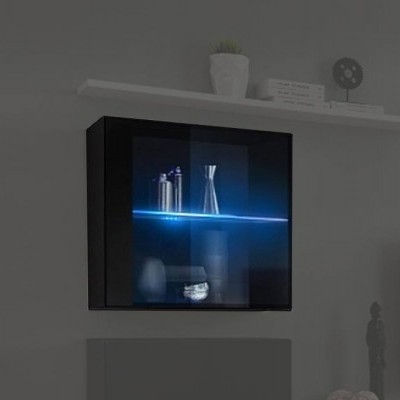 Móvel de parede preto com vidro e iluminação azul, contendo garrafas metálicas, numa parede cinzenta