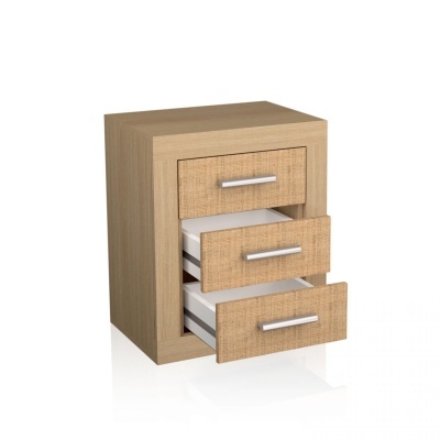 Móvel pequeno com três gavetas de madeira clara e puxadores metálicos.