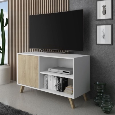 Móvel de TV branco com porta de madeira clara e televisão preta