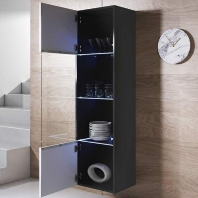 Armário alto preto com portas abertas, copos, pratos, objeto decorativo, parede de madeira clara, relógio redondo branco