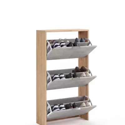 Estante para calçado de madeira clara com prateleiras cinzentas inclinadas e sapatos organizados.