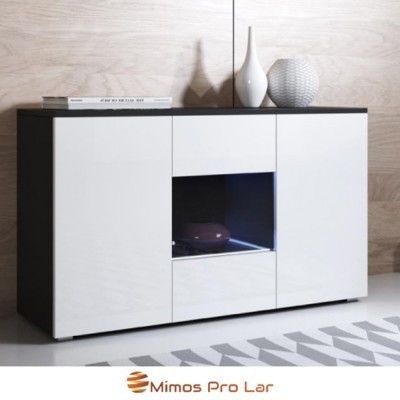 Móvel aparador moderno preto e branco com espaço central iluminado e decoração em vasos e livros.