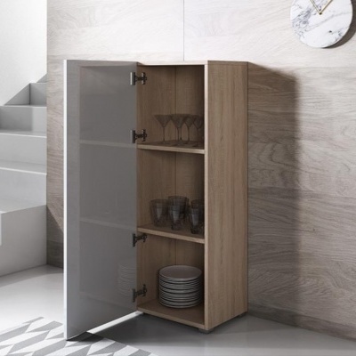 Armário de madeira com porta branca aberta e utensílios dentro num ambiente moderno.