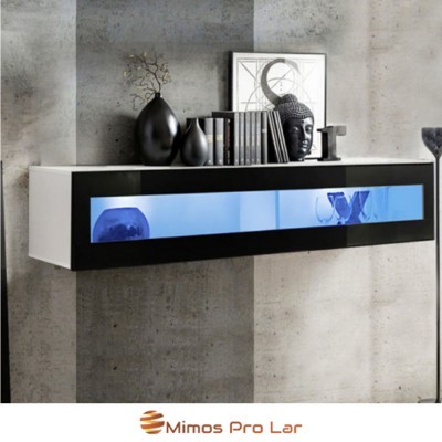 Aparador suspenso branco e preto com painel azul iluminado e decoração sobre ele