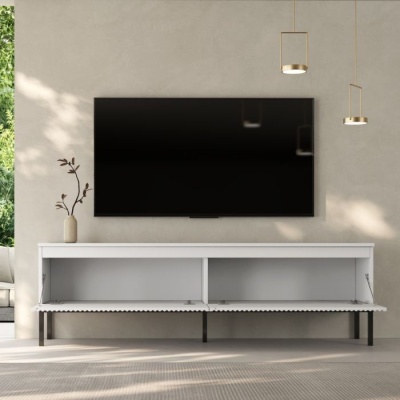 Móvel TV branco com portas abertas e TV preta montada na parede