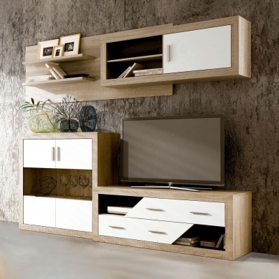 Móvel de sala de estar em madeira clara e branco com gavetas e prateleiras, televisão em cima, vasos decorativos e molduras na parede cinza.