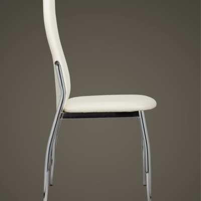 Cadeira branca com estrutura metálica sobre fundo cinza