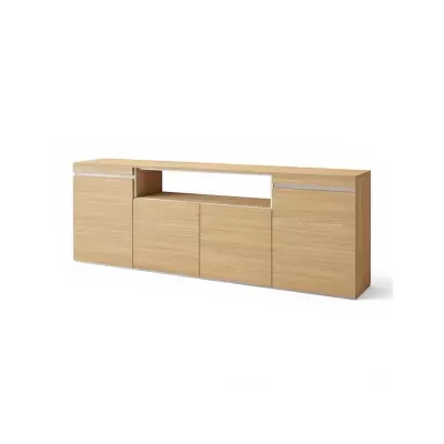 Móvel baixo em madeira clara com portas e prateleira aberta