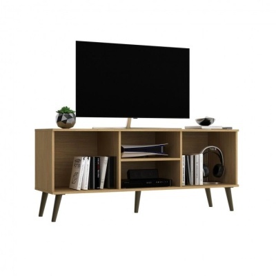 Móvel de TV em madeira clara com prateleiras contendo livros, plantas, auscultadores e TV preta em cima