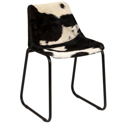 Cadeira com assento padrão pele de vaca preto e branco e estrutura metálica preta