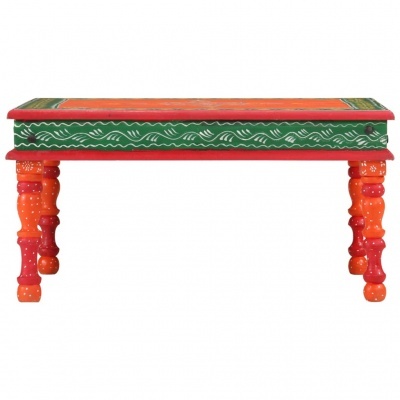 Banco de madeira colorido com decoração tradicional