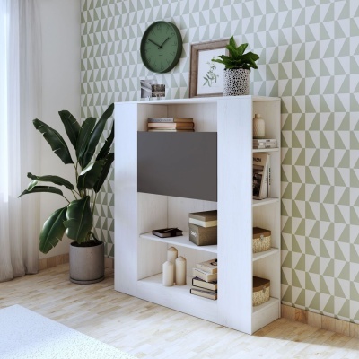 Móvel branco com prateleiras cheias de decoração numa sala com papel de parede geométrico