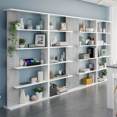 Estante de parede grande com prateleiras brancas e painéis cinza decorada com vasos, plantas, livros e objetos