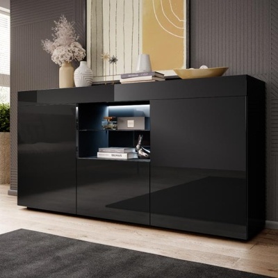 Aparador preto lacado com decoração e livros sobre ele, parede cinza com arte abstrata ao fundo