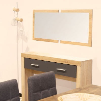 Móvel de madeira clara com espelho e cadeira estofada cinzenta