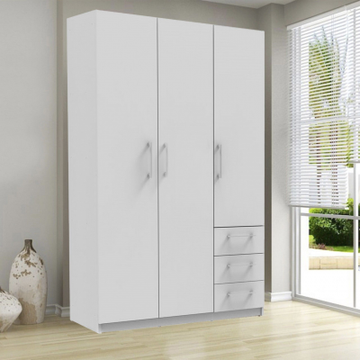 Guarda-roupa branco de madeira com três portas e três gavetas ao lado de janela com persiana branca