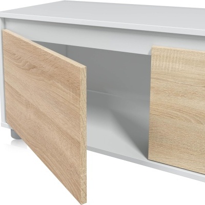 Móvel branco com portas de madeira clara e espaço interior