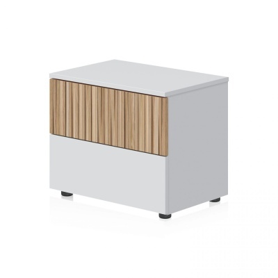 Cômoda branca com gaveta em madeira clara e pés pretos