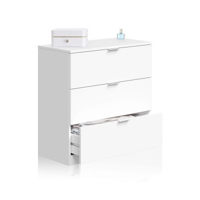 Móvel branco com três gavetas, uma aberta, com roupa, caixa e frasco em cima