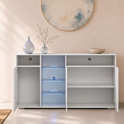Aparador branco com portas abertas e prateleiras de vidro iluminadas, decorado com vasos, parede rosa com quadro redondo abstrato