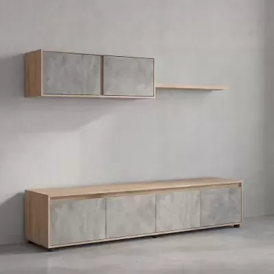 Conjunto de móveis minimalistas em madeira clara com portas cinza texturizadas contra parede cinzenta